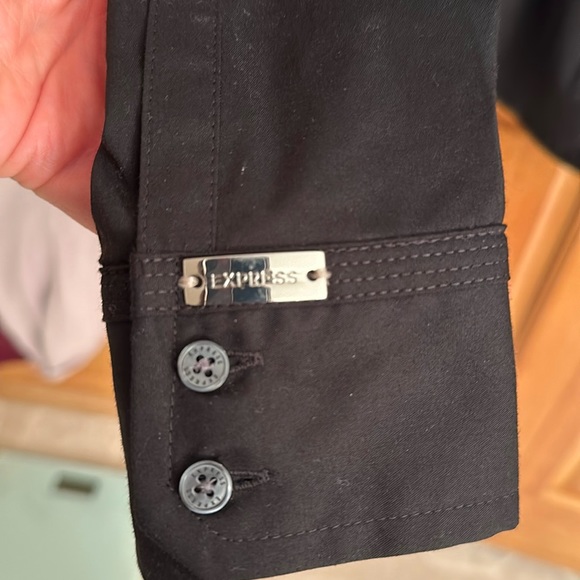 Stylish classic black essential shirt from Express - size Medium - Picture 6 of 6